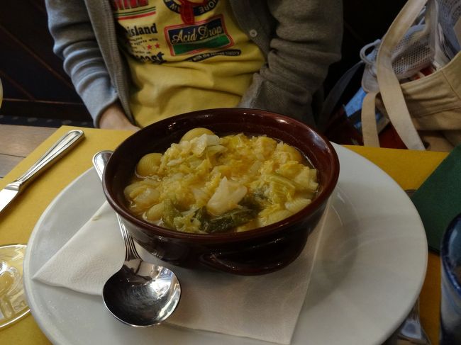 これただの白菜のコンソメスープ<br />ズッパしか読めなかったのでコレ頼んだ<br />あとメインはチャーシュのマッシュポテト添えみたいなのと<br />イタリア語だけで書いてあったんで肉ではないだろうと頼んだ<br />フリッターなるもの、ミラノ風カツレツだった。<br />チャーシュはおいしかったけどカツレツまっず<br />体がほとんど肉食べられない状態になってる。