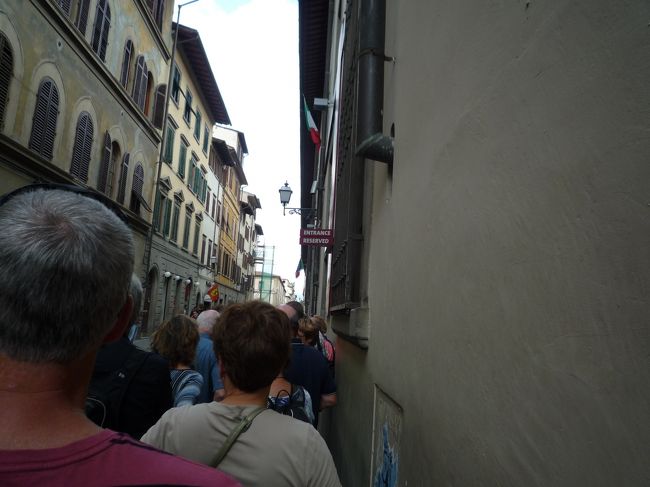 また炭酸水詰めてタバッキでバスのチケット買いながら<br />お次はアカデミア美術館。<br />１３時３０分からの予約です<br />お昼時だからか予約なしもそれほど並んでない<br />出てきた時のほうが並んでた<br />引き換え事務所を通り過ぎようとしたら電話中の係員に止められ教えてもらった<br />RESERVEDのほうに並びます