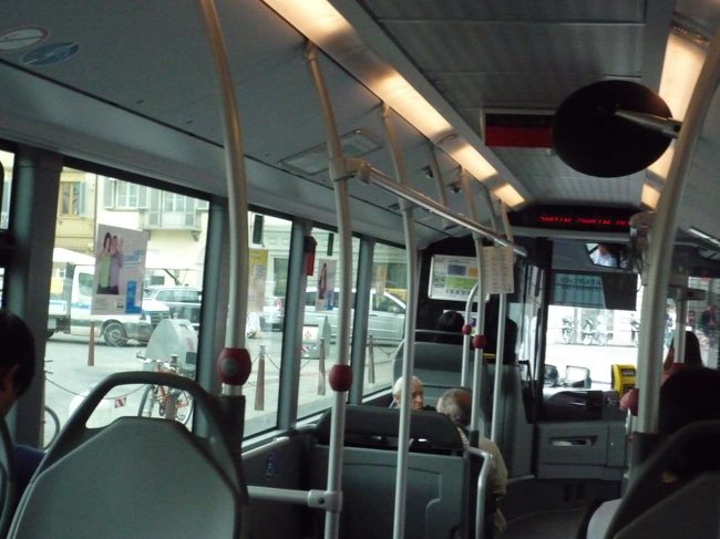 駅まで歩いて駅前に止まっていた１２番に乗り込みます<br />車内には停留所案内の電光掲示板がありました。