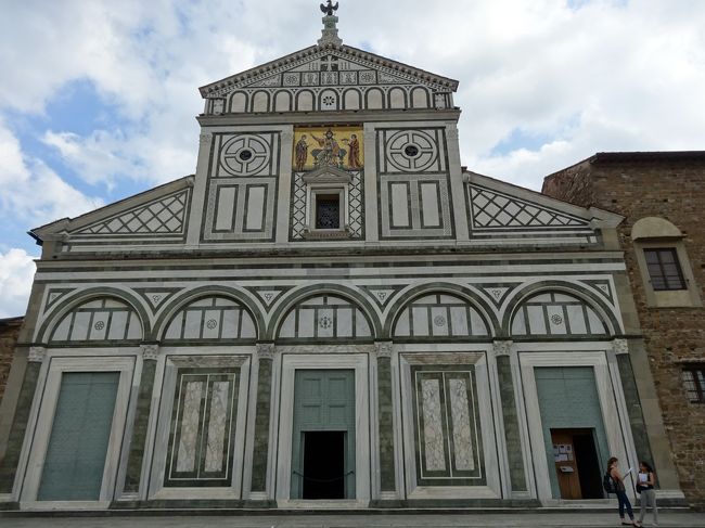 教会に登る階段のところでエイズ撲滅だかの署名してくれって人たちに<br />２回も声をかけられた。<br />怪しい。