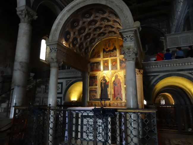 団体さんが集まってたので特別に開けたのかも知れませんが<br />午後は３時半からのはずです<br />精神統一できました<br />見所たくさんの教会<br />ガイドブック見ながら堪能<br />中は照明があまりなく暗い