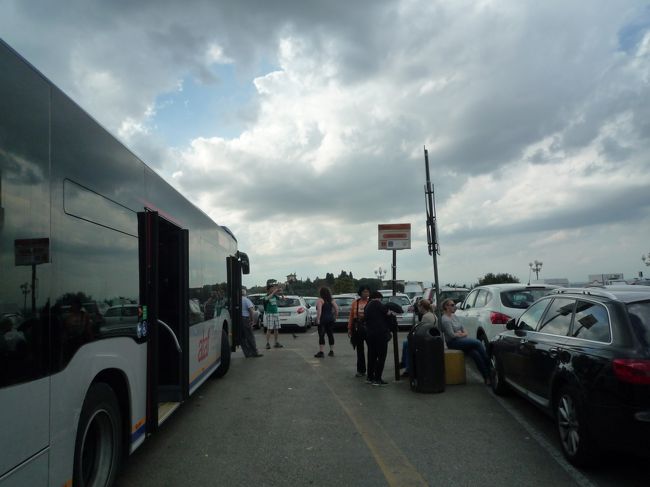 ミケランジェロ広場の前の道路交通量が多くてなかなか渡れない<br />とばしてるんだもん<br />途中にあったトイレは有料<br />しばし広場を見学した後は１３番で逆戻りします。<br />上からの眺めのほうが良かったから別にここは早めでいいや<br />この時満席。学生さん詰めてくれて座れた<br />