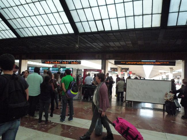 橋を渡ったらアパートの最寄バス停サンタルチア。<br />４時に荷物を取りに行くってちゃんと伝えてあるのに<br />大家の若息子、彼女とオフィスでいちゃいちゃしてた