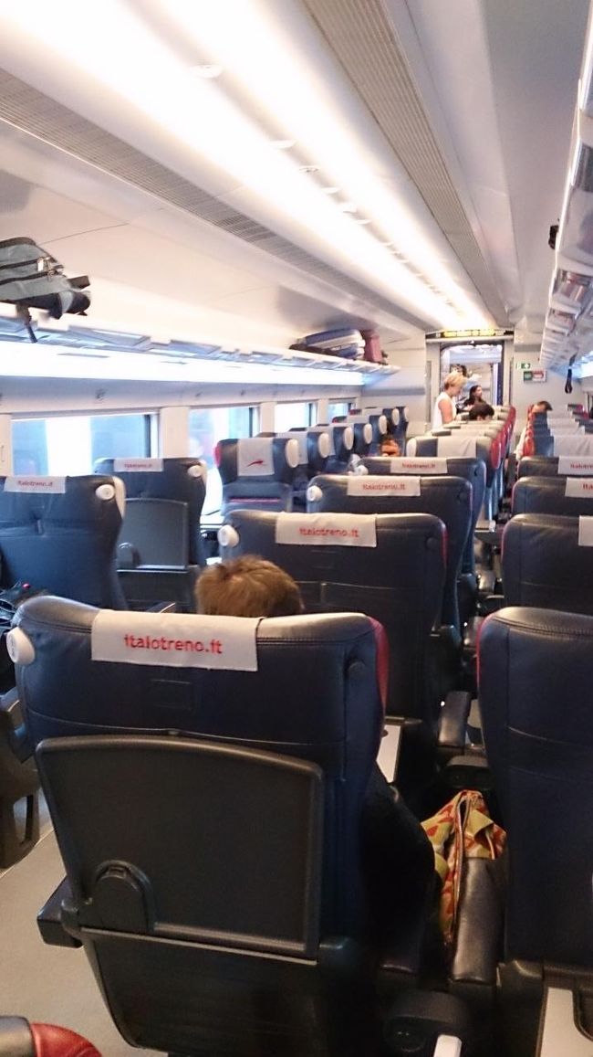 フィレンツェを後にしナポリへ向かいます<br />イタロは最新式だしさぞすごいかと思いきや<br />スタンダード料金に５ユーロプラスして広い座席にしてみました<br />荷物のために。