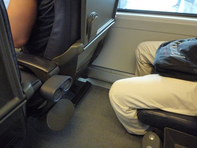 前後の幅はスーツケースも入らない<br />前後じゃなくて横幅が広いみたい<br />満席だし荷物置き場に置くしかないじゃないの<br />だけど盗難防止チェーンの使い方全く分からないのよ<br />最後尾の席だったので結局ずーーと荷物置き場監視するために横座りｗ<br />トレニタリアみたいな格子状の置き場だったら<br />持って来たチェーンが使えたのに<br />疲れるわあ<br />現地人か分かりませんけど私の３つ斜め前の女性もずーっと荷物気にして横座りｗ<br />この人もロックの使い方分からなかったのでしょうか<br />５号車３番、２番でしたけど進行方向逆向き