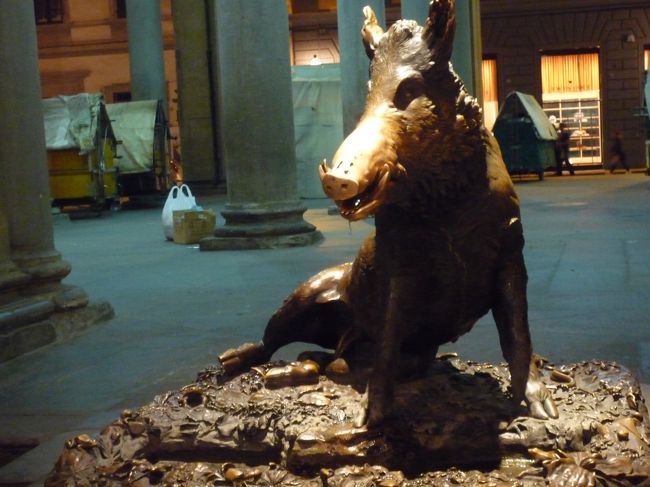 夜１０時近く。<br />新市場のイノシシ像の周りに珍しく人がいない<br />独占状態<br />なんでしょこの自信満々な表情<br />さ、アパート帰りましょう