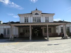 8:30
東武快速列車は定刻に東武日光駅に到着しました。

ちょっと時間があるので、JR日光駅に立ち寄ってみましょう。
JR日光駅の駅舎は、大正元年建築の白亜の洋館です。
かつては皇族をはじめ外国要人も多く利用し、駅舎内には貴賓室も設けられていて、今もそのままの状態で保存されています。