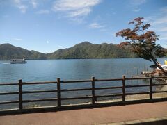 くねくねした第2いろは坂を登りきると、中禅寺湖です。
天気がいいので、湖面がキラキラしていて美しいです。
