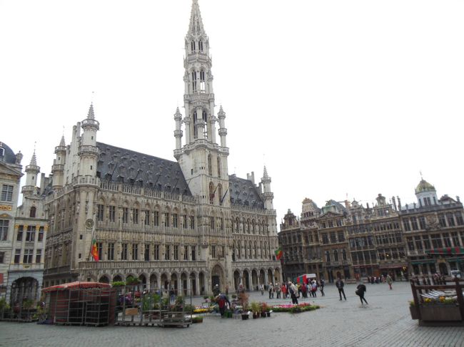 市庁舎　右手奥の建物はギルド・ハウス　市庁舎は15世紀に建造されたゴシック・フランボワイヤン様式。創建当初(15世紀初め)はライオンの階段と左翼の建物のみであったが、15世紀中ごろに右翼と中央の塔が増築された。