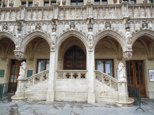 市庁舎 ライオンの階段