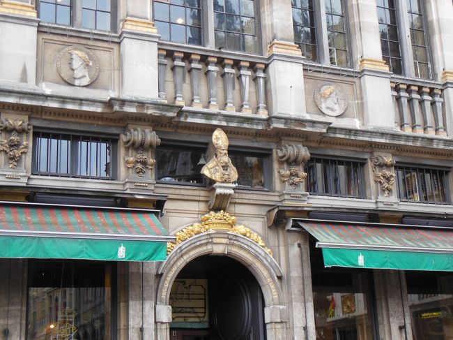 ギルド・ハウス　スペイン王の装飾はパン職人のギルドを表しているという