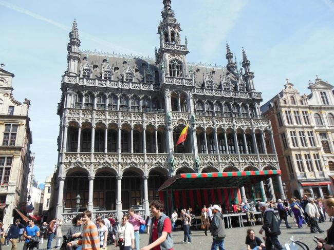 王の家　王の家と呼ばれているが、実際に王が住んだことはないという。16世紀前半に現在の後期ゴシック様式に改築された。現在は市立博物館。