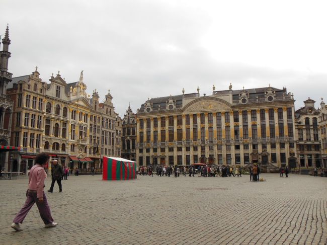 ブラバン公の館　左手は王の家に並ぶギルド・ハウス