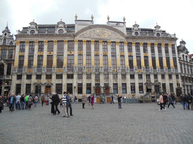 ブラバン公の館　正面に歴代のブラバン港の胸像が飾られているのでこう呼ばれている。