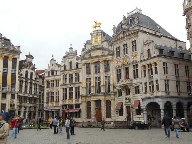 市庁舎に並ぶギルド・ハウス　広場の南側