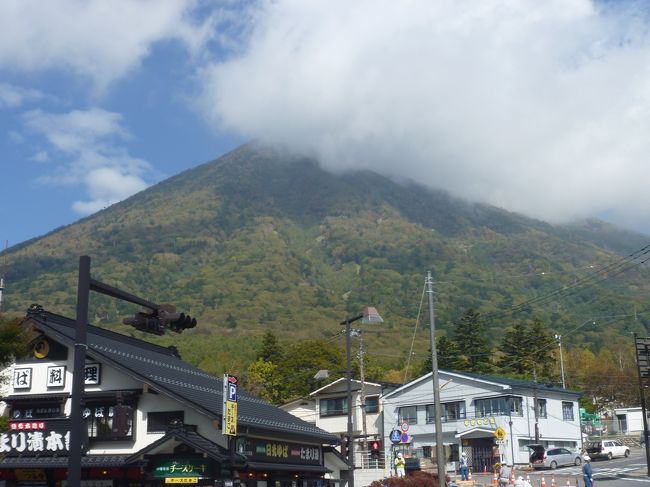 急遽中禅寺温泉で下車。バス停から正面の男体山を。