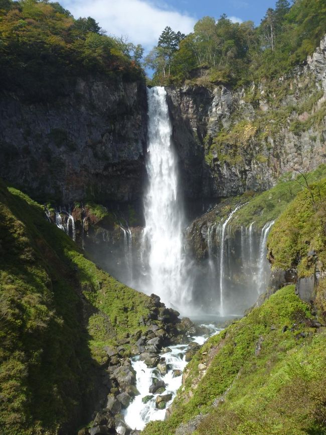 華厳の滝を見に行きました。今年は水量が多いようで、思いがけず、見入ってしみました。