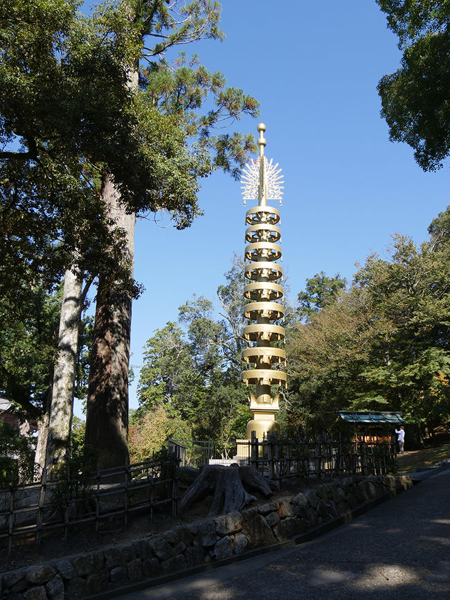 相輪<br />鏡池横にあった東塔（五重塔）頂上の相輪