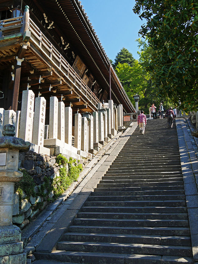 結構此処の石段もきついが、昨日登った室生寺奥院までの石段７３０段に比べれば楽々だ・・・