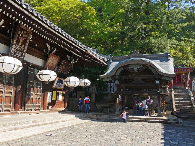 左側に二月堂正面に手水舎