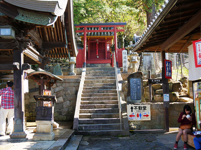 石段上奥に鎮座するは飯道社（神社）。右側に二月堂受納所