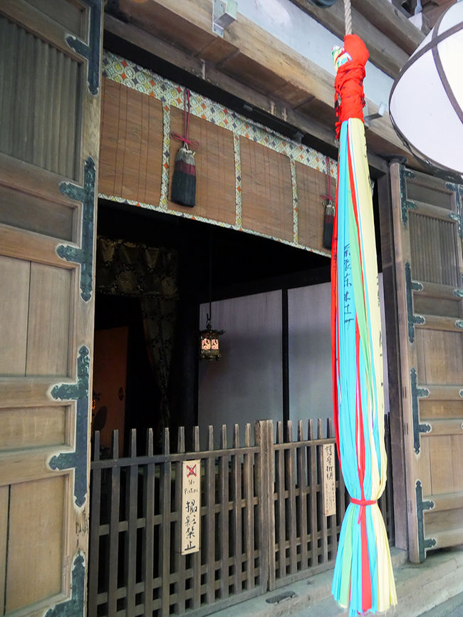 二月堂、中は撮影禁止です<br />暗い中でお坊さんが読経の真っ最中