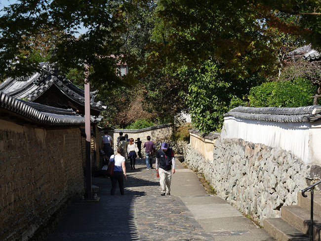 二月堂裏参道、古い土塀が続く・・・<br />左右の建物は高僧の宿坊のよう