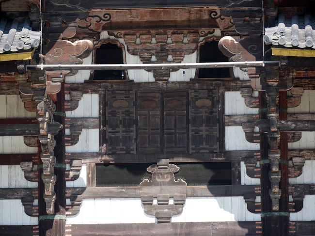 この扉を開けると、丁度大仏様のお顔が拝観出来るとか