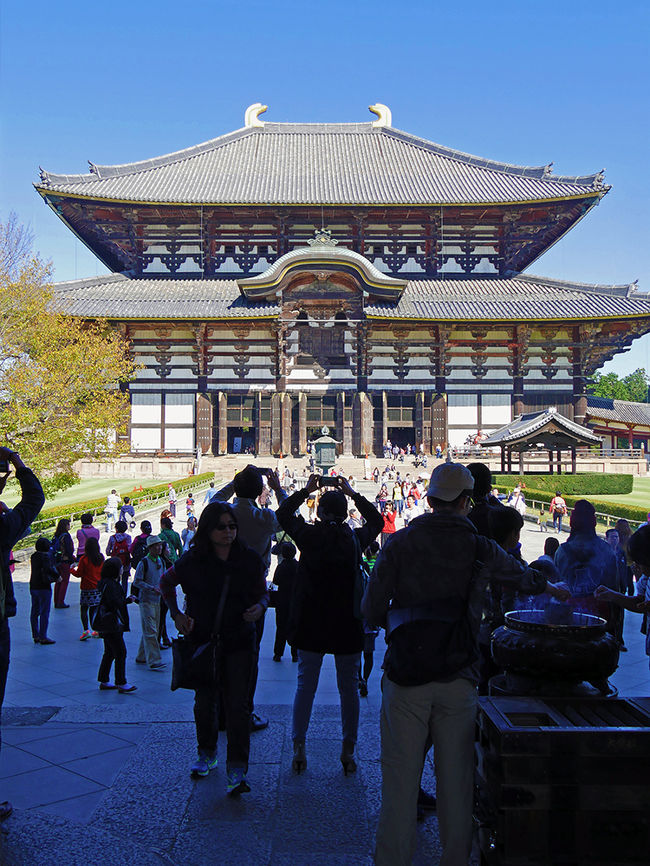 中門からのぞいて撮影した大仏殿。人人〃（半数以上が中国からの観光客集団）