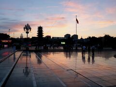 またテケテケ歩いて中央広場へ。
時刻は20時、ようやく西の空が茜色に。
奥に見えるは、万寿寺木塔。