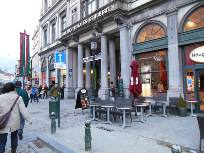 ギヤルリー・サン・チュベールの前