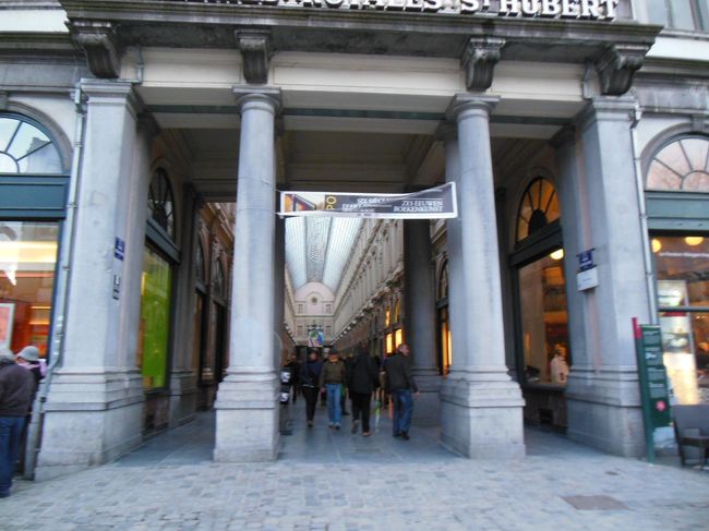 ギヤルリー・サン・チュベール　ギャルリーとはショッピングセンターのこと。南北150mの通りに高級ブティックやチョコレートショップ、カフェなどが並ぶ。1847年に完成したヨーロッパ最古のショッピングセンター。