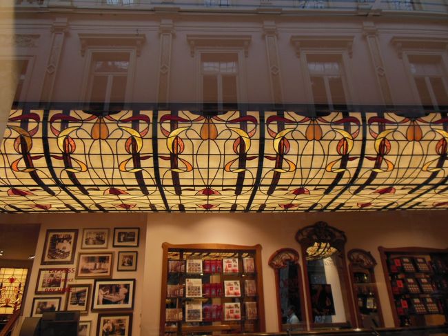 ギヤルリー・サン・チュベール　アールヌーボー様式の装飾<br />アールヌーボー様式は19世紀末にヨーロッパで大きなブームとなった装飾芸術。特徴は植物など自然界をモチーフにした自由な曲線にある。ギャルリー・サン・チュベールには多くみられる。