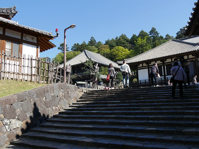 法華堂（三月堂）、左奥の建物が二月堂