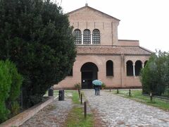 駅に戻って、タクシーを雇い、郊外にあるサンタポリナーレ・イン・クラッセ聖堂に向かった。雨が本降りとなった。
