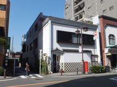 「川崎砂子の里資料館」。

江戸風白壁となまこ壁、瓦屋根の飾りが美しい資料館ですが、実は私立の美術館です。

日曜日休館。
入場は無料です。

今回は、先を急ぐので外観のみでした。
