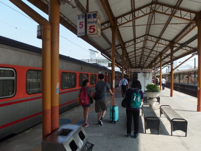 08:59、定刻に新営駅到着。<br />