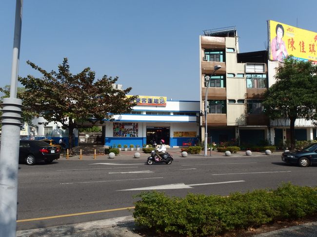 駅前ロータリーを渡ると