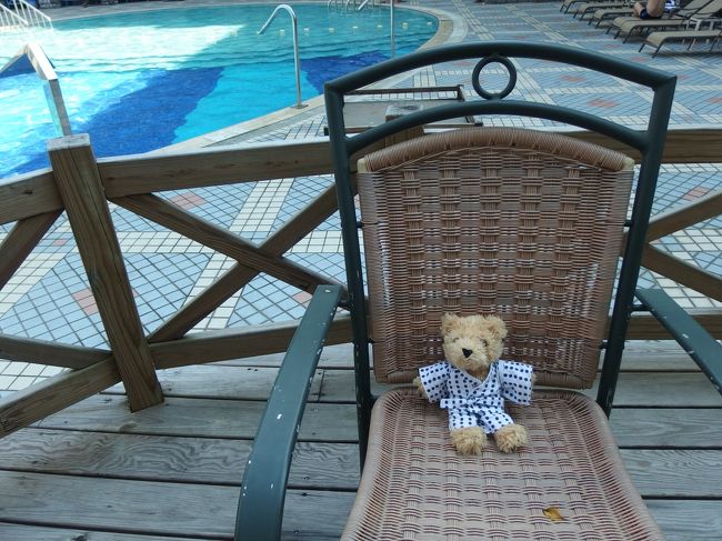 陽当たりが良いプールサイドでランチ。<br />