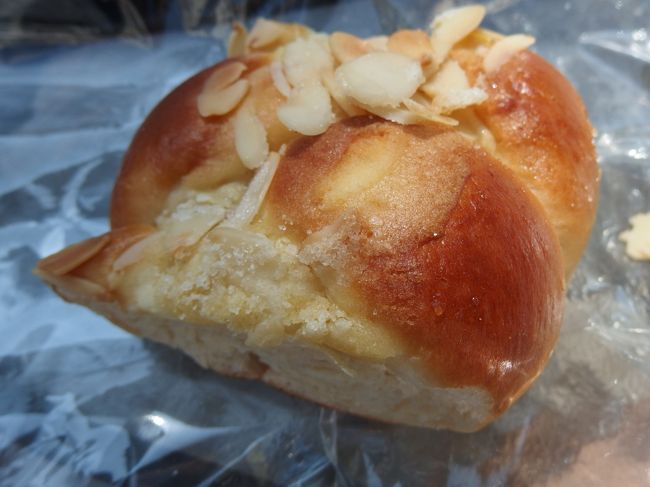 20cmぐらいの長さのパンを、店員さんが食べやすい大きさに切ってくれました。<br /><br />杏仁入りのちょっと甘めのパン。<br /><br />どちらのパンもおいしかった！<br /><br />この20年で、パンやコーヒーがおいしくなりました。