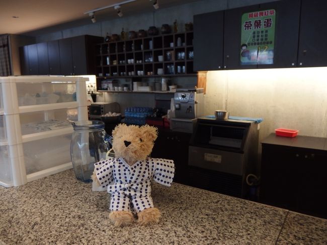 水着から服に着替えるために、前回は更衣室を利用しましたが<br />今回は、裸湯、つまりお風呂に水着を着たまま行って<br /><br />シャワーブースで水着を脱ぐ<br />　　　　↓<br />体を洗う　水着をゆすぐ<br />　　　　↓<br />風呂から出て、脱衣室で服を着る<br /><br />という流れで更衣しました。<br /><br />このパターンの方が、着替えやすかったです。<br /><br />着替え終わったら、受付脇の喫茶コーナーでドリンクをいただきました。<br />