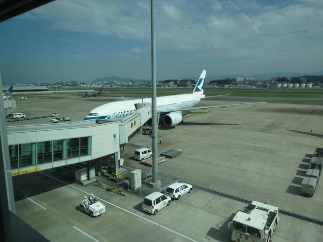 久々のキャセイ。香港行くのはいつぶりだ？！<br />ムスメの航空券を発券した時にはすでにバシネット席が埋まっていて、当日カウンターで聞いてみたものの満席で席の移動もできないらしい。<br />さすが三連休！<br />でも辛いフライトになりそうだ・・・<br /><br />ところで、ムスメの航空券は大人の10％だったけど、キャセイは座席不要の幼児でも燃油がとられます。燃油代12,000円は痛い。。