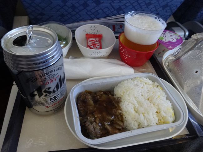 こちらは旦那が食べた・・・なんだっけ？牛肉だったかな。<br />食後のコーヒーを飲みながら、２人で数独を解いてたらあっというまに台北に到着。到着ギリギリで解けたのでスッキリした☆☆<br />ムスメは着陸態勢に入る前に起きたので、下降しながらおやつタイム。<br /><br /><br />