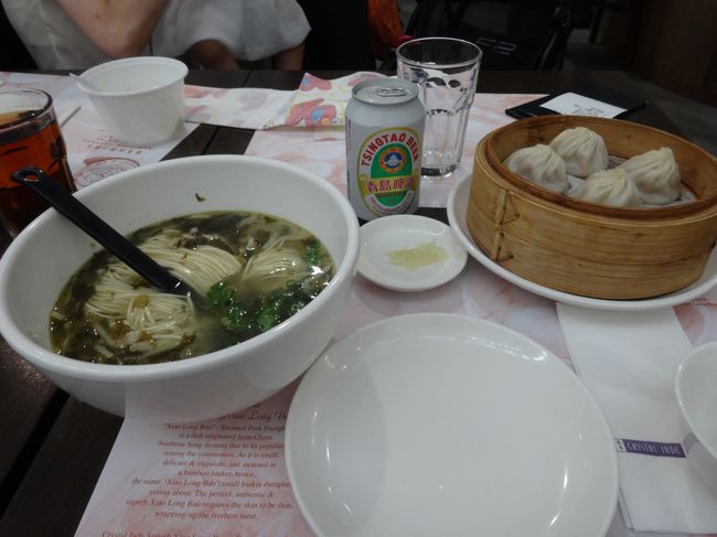 そんなこんなで香港到着！<br />入国時は子連れレーンに案内されました。<br /><br />さぁ、とにかく坦々麺を！！と足早に進む。