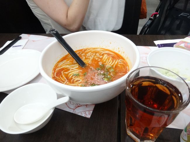 あ〜これこれ！私の大好物の坦々麺！！<br />税関出てすぐの許留山の隣、翡翠拉麺小籠包。<br />久々の坦々麺に感動しながら味わった。<br /><br />ムスメはお店のスタッフに愛想をふりまき、相手をしてもらっていた。<br />みんな赤ちゃんが好きなのか、どのスタッフもあやしてくれたのでムスメはニコニコ。お昼を食べさせ損ねたので、ここで離乳食用にお湯を頼むと、熱湯とちょっと冷めたお湯を二種類もってきてくれて感激。<br />あ〜満足。<br />でも、この担々麺、初めて食べた時は400円弱くらいだったはずだけど、今回換算すると900円弱！値上げもあるけど、円安怖い〜。