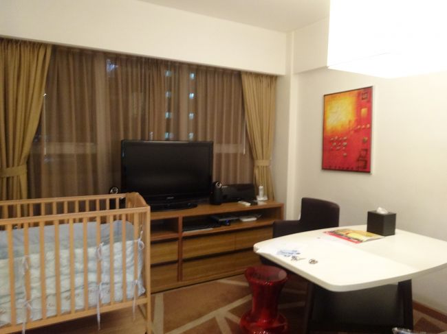 ネイザンロードに入って旺角を通ると、封鎖されている道がありました。<br />ちょっと迂回していたようです。<br /><br />ホテルはCHI RESIDENCES 279。家具付きのサービスアパートメントです。