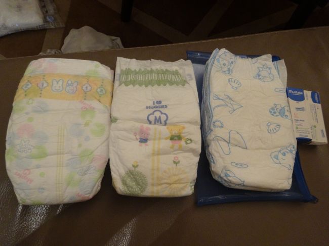 行きでもらったオムツたち。計７枚。台北〜香港でも離乳食＆オムツがもらえた。<br />離乳食は例によって福岡発はキューピーの瓶。<br />
