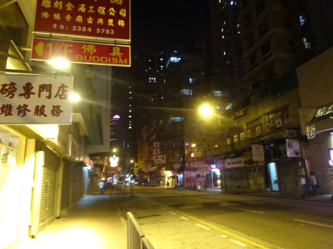 ホテルの前は人通りが少ないけど、一本隣は男人街なので屋台が出てて活気があります。