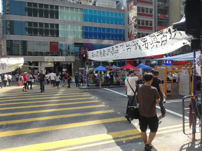 翌朝は８時くらいに起きてまったりして、ちょっと早めのランチへ。<br /><br />お店に向かって歩いていくと、占拠している場所を通った。