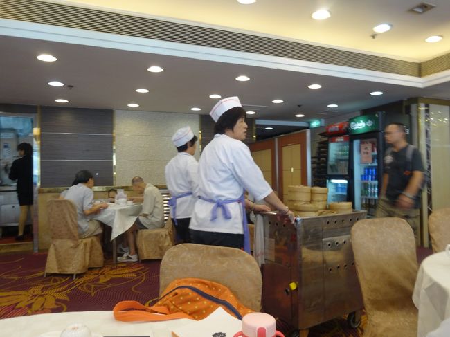 おばちゃんたちが売り込みにきます。<br />何人かに見せてもらったけど、好みのものがなかったので普通に注文。